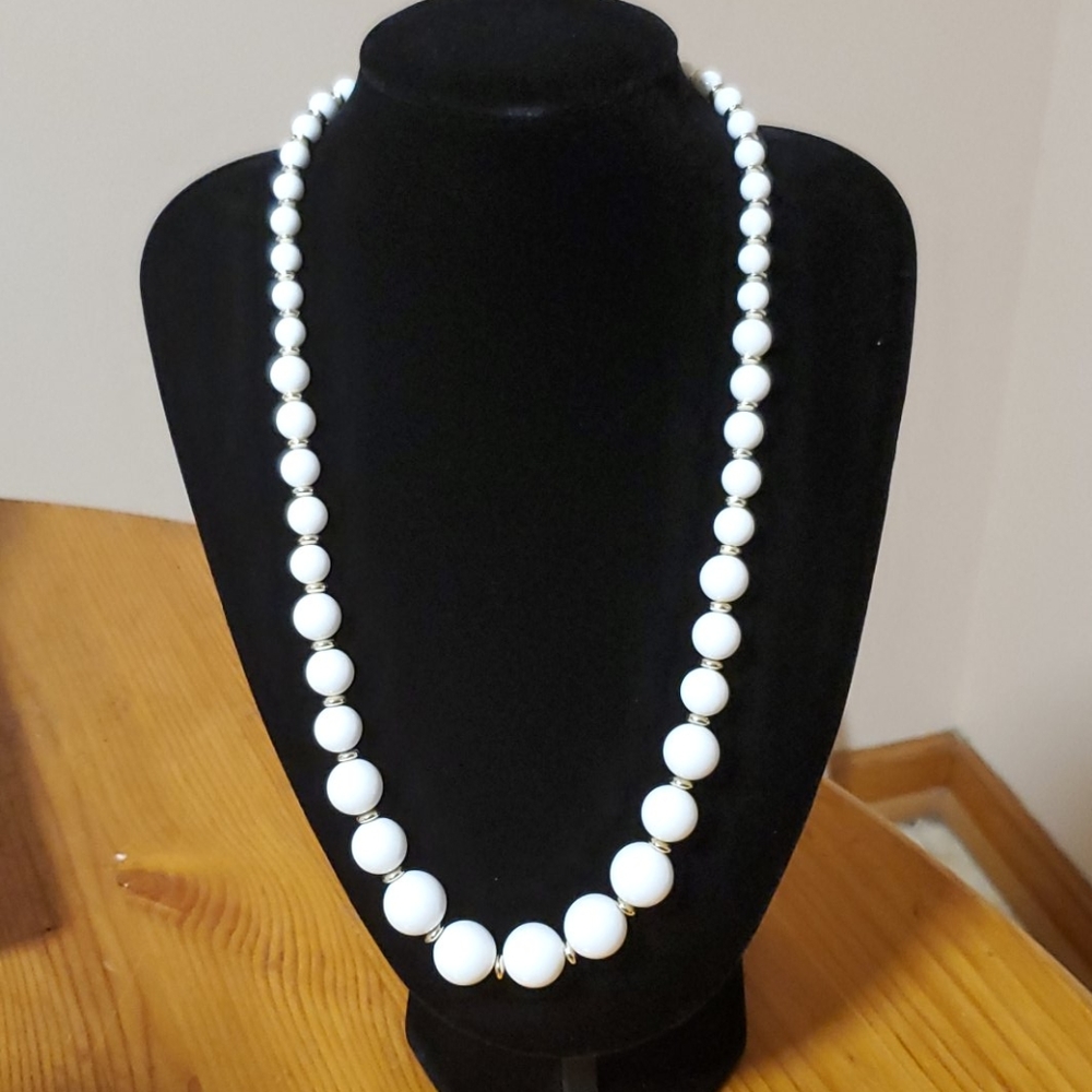 White fake pearl necklace